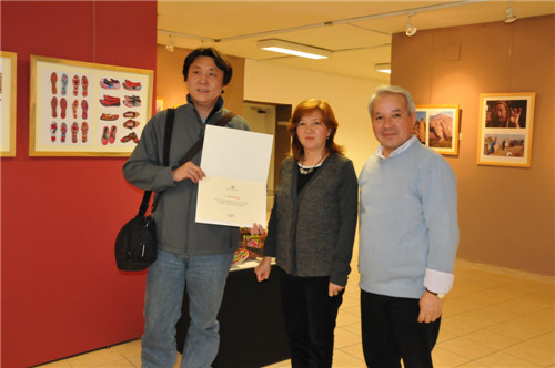 张�副教授手拿展览证书与安纳托鲁大学美术NG娱乐的院长和副院长合影