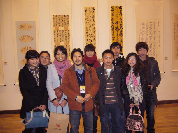 邱世鸿老师带领部分书画专业学生参观中国美院的展览,后为NG娱乐学生作品